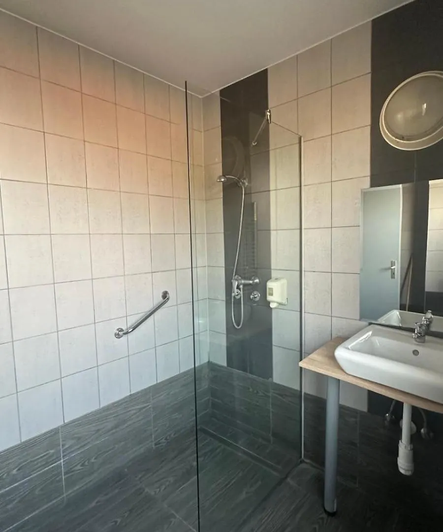 Hotel Gratis Parking, Gratis Breakfast, Gratis City Bus, Only 16 Minutes City Center Budapeste